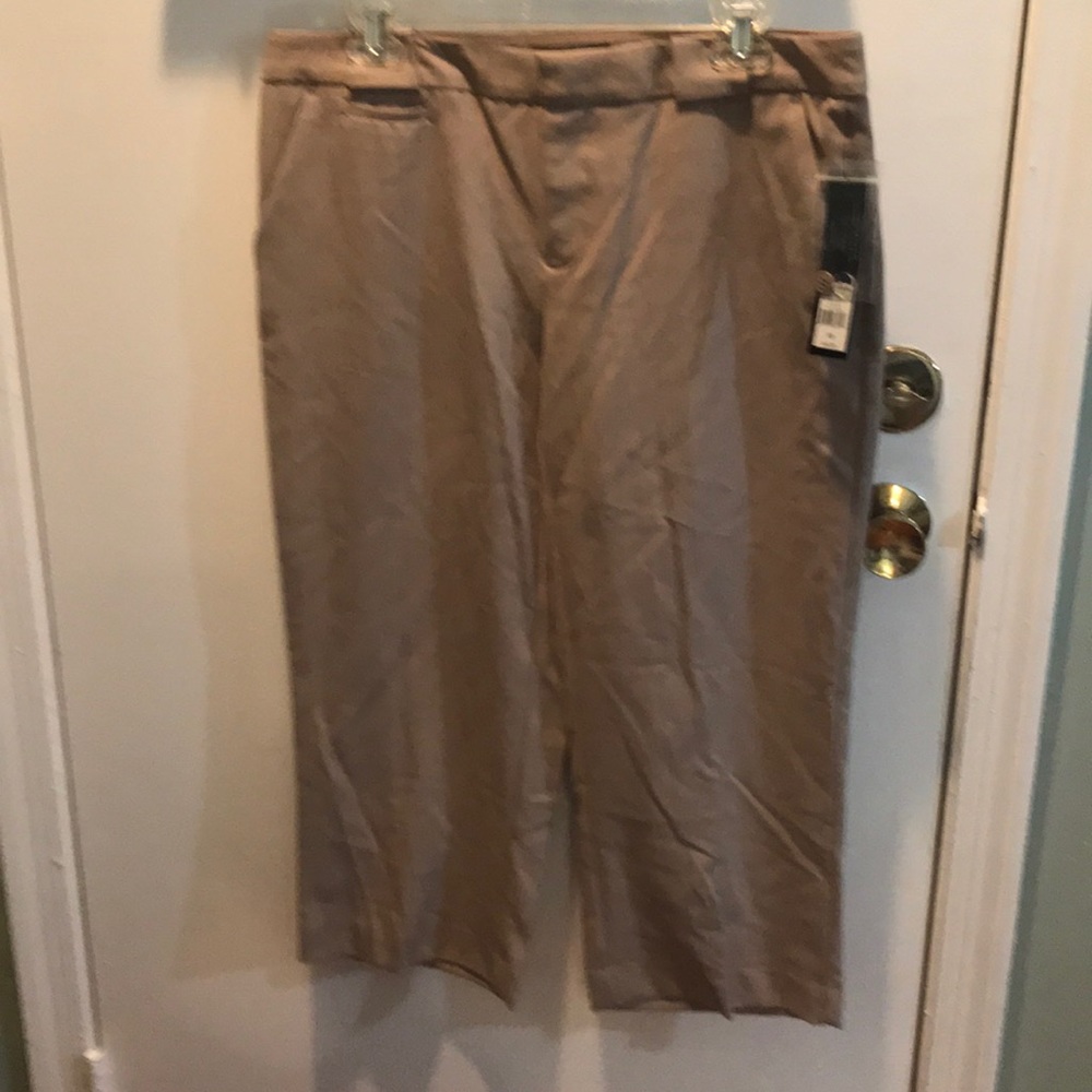 Women’s capris. NWT